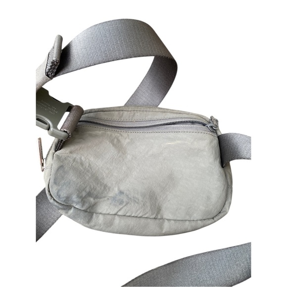 Lululemon Athletica Green Belt Bag with Minimalist Design - Picture 2 of 6